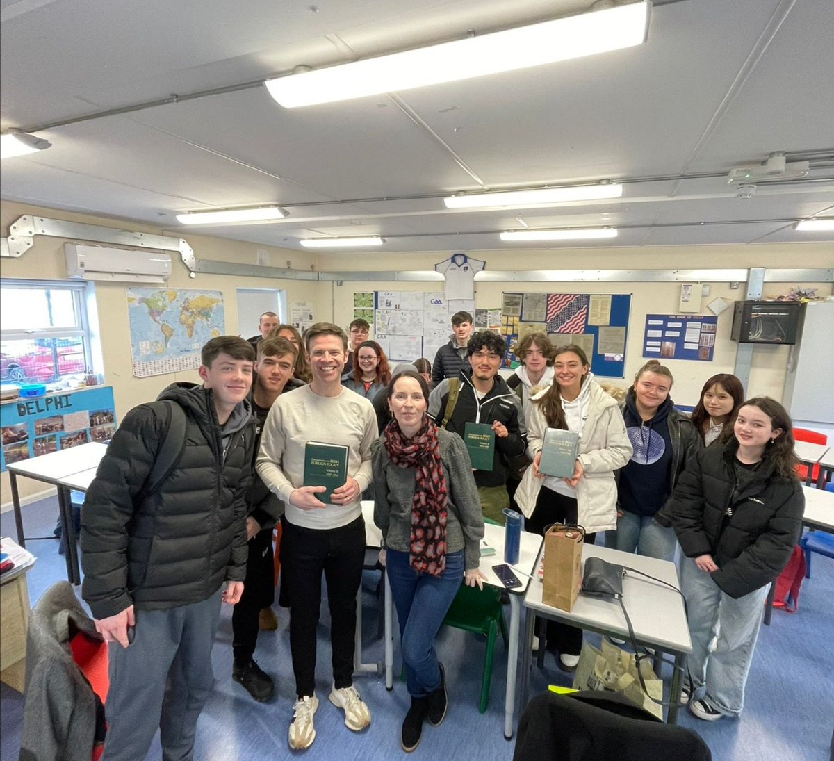 Really enjoyed chatting to @BelmayneEtss 5th year history students today about their RSR #lchist topics, primary sources and what's available online @DIFP_RIA 📚📖🧐. An engaged bunch with some wonderful research topic ideas👏 🙌. Thanks to Dermot for hosting. 🙏