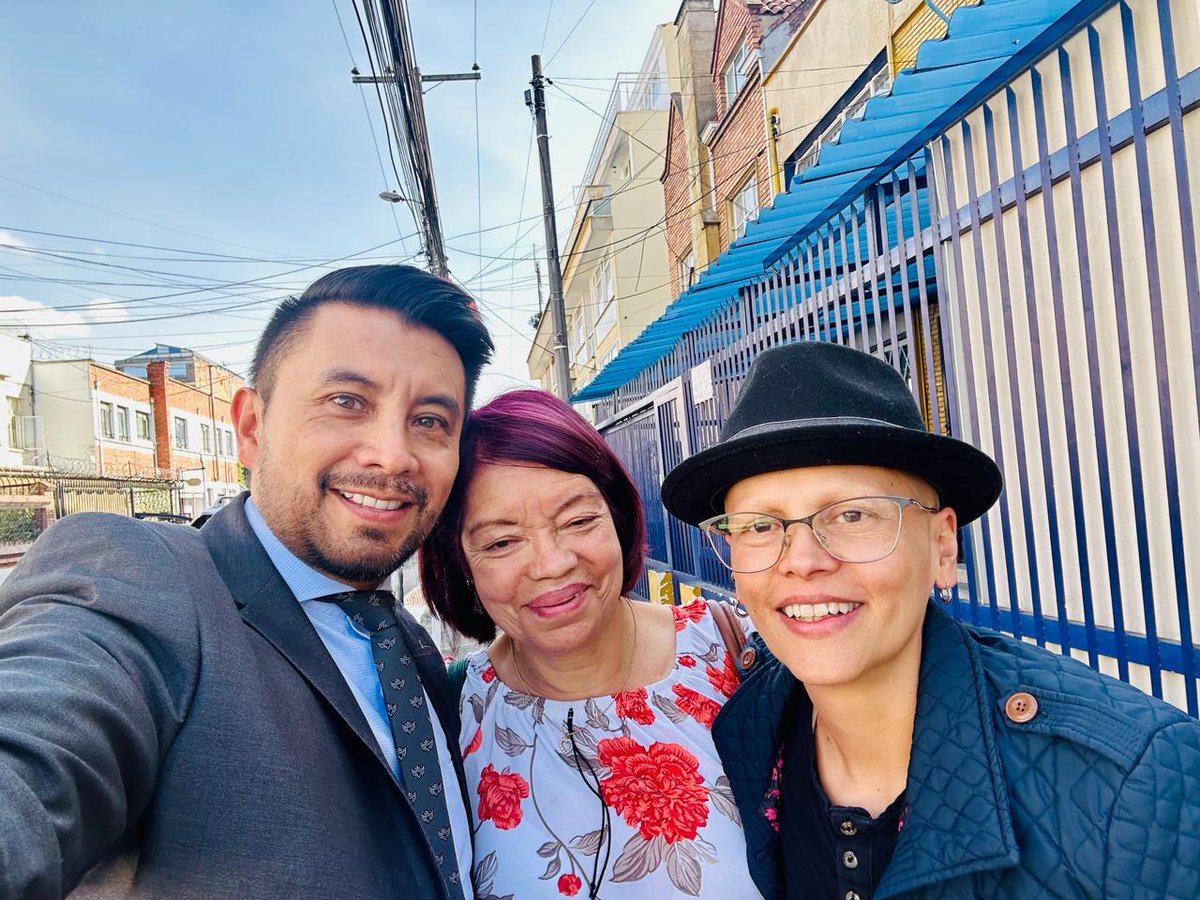 Deidamiapiensa's tweet image. Grato encuentro!
Nubia y José Joaquín,directivos docentes rectores de colegios oficiales en la localidad de Bosa. 
#RedEsPaz 
Escuelas Como Territorios de Paz