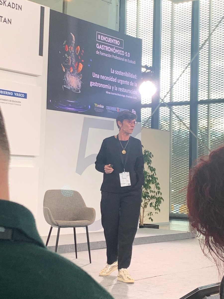 Arantza Madariagak Lanbide Heziketako 5.0 Gastronomikoa II Topaketan parte hartzen ari da, ostalaritza eta jatetxeentzat jasangarritasunaren garrantziaz hitz egiten 🟢 @EkoGarapena