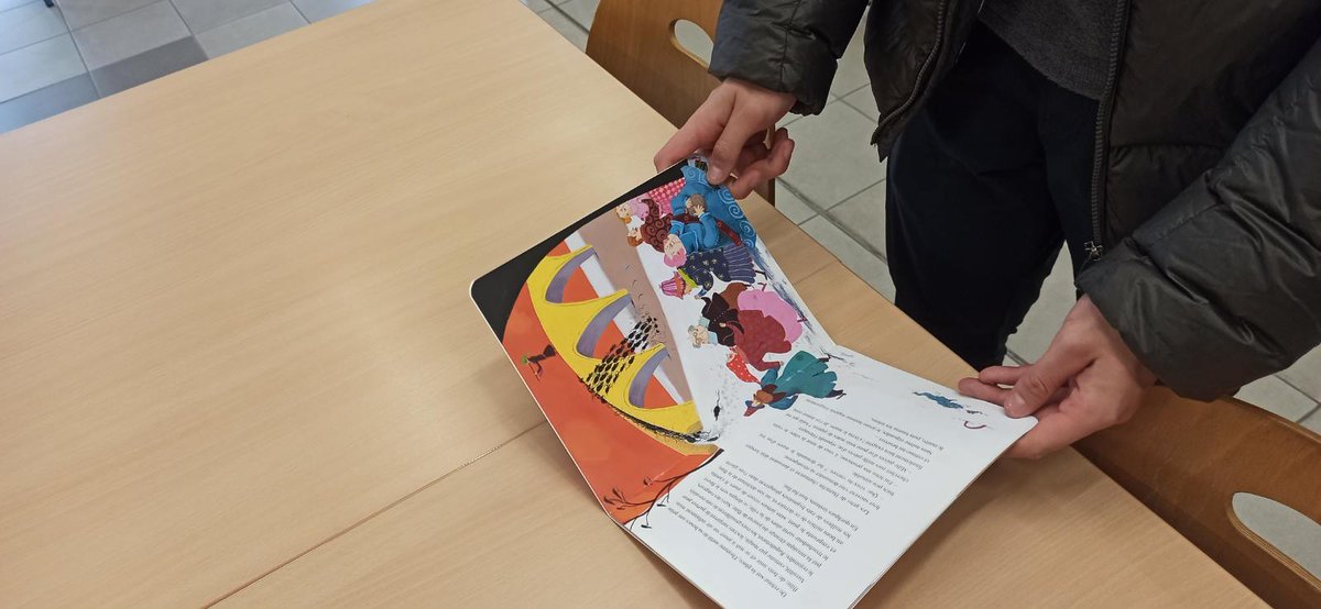 Les grands de 1ère TBGO du <a href="/VaubanLycee/">Lycée Professionnel VAUBAN de Nice</a> sont allés lire des contes aux 4 classes de CP de l'#école Piaget de l'Ariane. Un moment suspendu où petits et grands ont partagé surprises et émerveillement ! #oral #lecture <a href="/AcademieNice/">Académie de Nice</a> <a href="/evs_de/">Inspection EVS - Académie de Nice</a> <a href="/DAAC_nice/">DAAC-Nice</a> 👏😌 très beau projet 👌