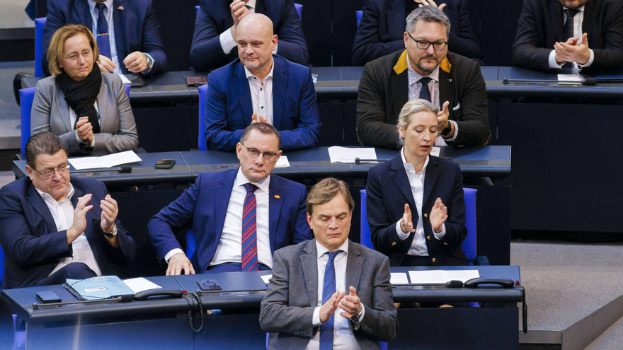phoenix (@phoenix_de) on Twitter photo #phoenixRunde: Zwischen Umfragehoch und Massenprotesten - Wo steht die #AfD im Wahljahr?
Bei <a href="/AnkePlaettner/">Anke Plättner</a>:
stellv. <a href="/AfD/">AfD</a>-Chef @StBrandner
AfD-Aussteiger <a href="/AndreYorulmaz/">André Yorulmaz</a>
Ann-Katrin Müller <a href="/derspiegel/">DER SPIEGEL</a>
Sebastian Fiedler <a href="/spdbt/">SPD-Fraktion im Bundestag</a> <a href="/fiedelseb/">Sebastian Fiedler</a>
📲📺 21:45 Uhr: phoenix.de/livestream #phoenixRunde: Zwischen Umfragehoch und Massenprotesten - Wo steht die #AfD im Wahljahr?
Bei <a href="/AnkePlaettner/">Anke Plättner</a>:
stellv. <a href="/AfD/">AfD</a>-Chef @StBrandner
AfD-Aussteiger <a href="/AndreYorulmaz/">André Yorulmaz</a>
Ann-Katrin Müller <a href="/derspiegel/">DER SPIEGEL</a>
Sebastian Fiedler <a href="/spdbt/">SPD-Fraktion im Bundestag</a> <a href="/fiedelseb/">Sebastian Fiedler</a>
📲📺 21:45 Uhr: phoenix.de/livestream