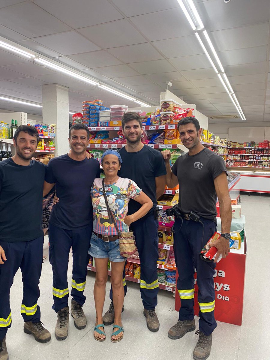 Vull anar dormir amb la foto que tinc amb els meus herois de tota la vida.
Jovent és a aquest tipus de persones a qui heu d'admirar!!! Ni esportistes, ni cantants, ni youtubers... Ni osties pardes 
Jo ❤️ Bombers!!!