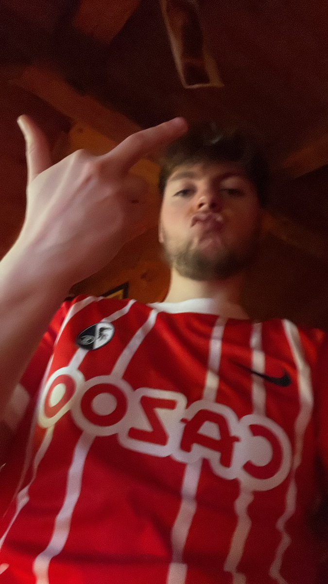 Brandunno's tweet photo. UND DAS TROTZ DIESER FLASCHEN VON SCHIRIS UND VAR #NurDerSCF #Ginternational https://t.co/o42QhnweyU