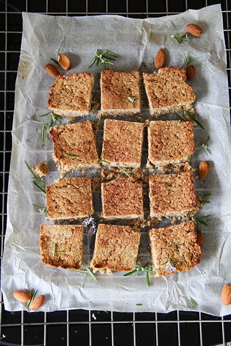 Quinoa Almond bars are happening. Only 5 ingredients! Here is the recipe if you want to take a peek...
kindearth.net/quinoa-bars-qu…
#quinoa #quinoaflakes #quinoarecipes