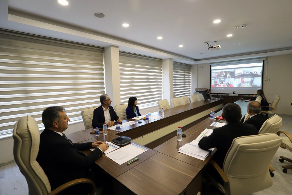 MuratEskici38's tweet photo. Gençlik ve Spor Bakanımız Sn. @OA_BAK  'ın katılımıyla İl Müdürlükleri değerlendirme toplantısı videokonferans yöntemiyle gerçekleştirildi. https://t.co/5RlyHe2XEh