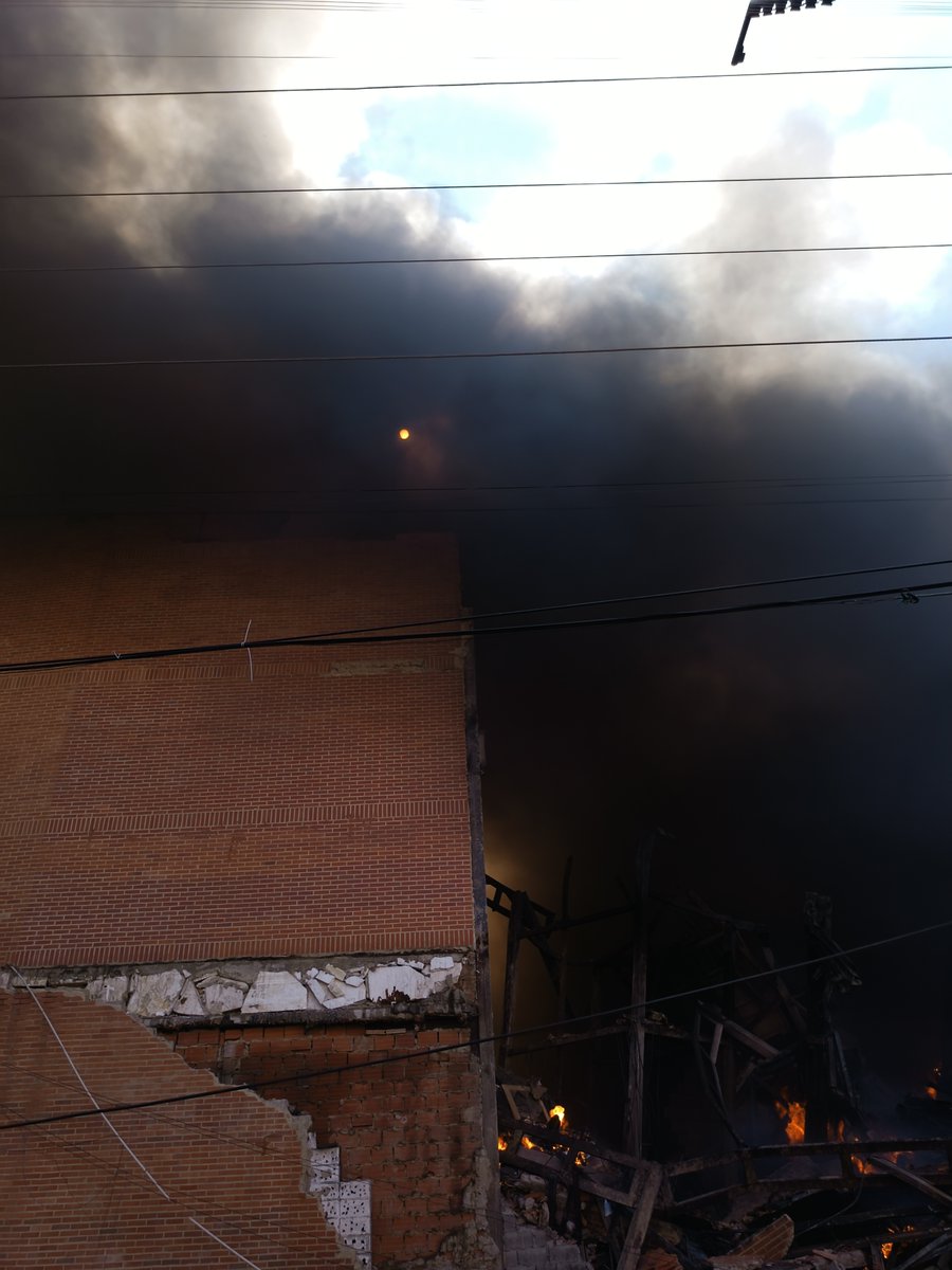 paramedicosmtt's tweet photo. Los @paramedicosmtt dan apoyo médico y logístico en incendio de la Yaguara, en los galpones de Damasco, los Bomberos trabajan en extinguir las llamas @bomberos_dc @dgn https://t.co/AMYYSPrp2a