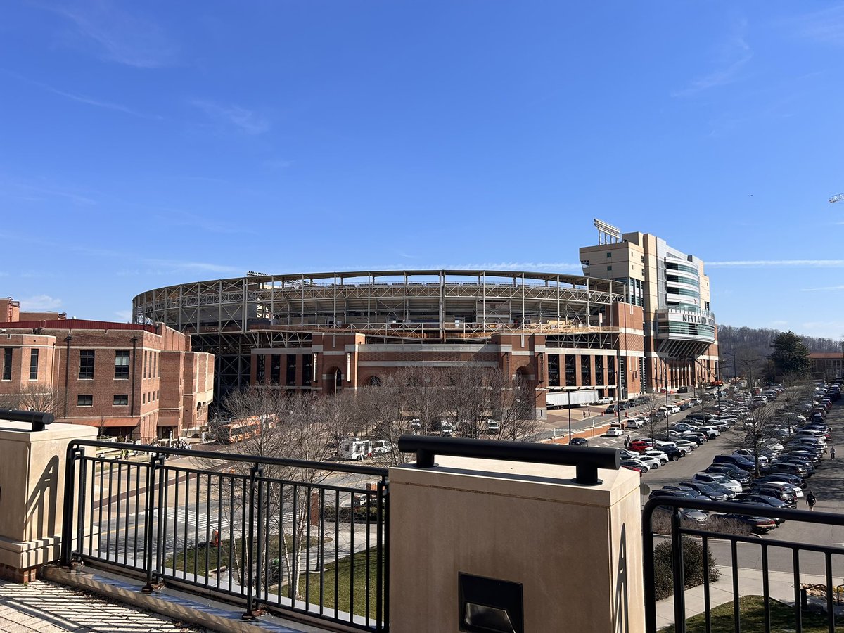 LukeFitz2025's tweet photo. Thanks @LineBreakKing for meeting with me yesterday. It was great to tour the University of Tennessee and learn more about the rugby program. Go Vols! https://t.co/FKwaOQDcgw
