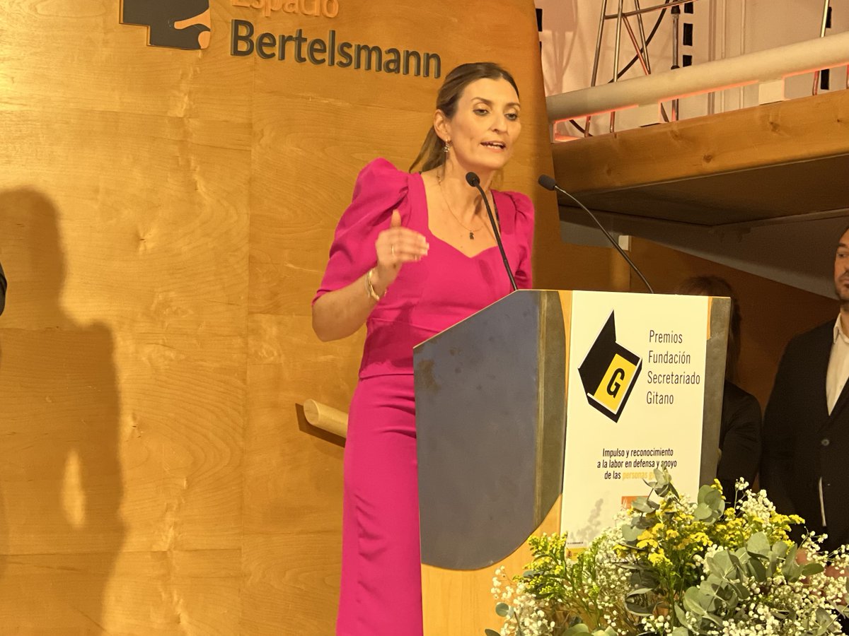 <a href="/SaraGimnez/">Sara Giménez</a> <a href="/IKEASpain/">IKEA España</a> @_isaacrosa <a href="/de_infantil/">Lola Cabrillana</a> <a href="/MuseoThyssen/">Museo Thyssen</a> <a href="/PeterPollak8/">Peter Pollak</a> <a href="/BeaMCarrillo/">Beatriz Micaela Carrillo de los Reyes</a> <a href="/Ismael_CortesG/">Ismael Cortés</a> <a href="/Congreso_Es/">Congreso</a> <a href="/meritxell_batet/">Meritxell Batet</a> Sara Giménez cierra el acto con un potente alegato: “Siento muchísimo que en estos momentos nuestro Congreso no tenga voces gitanas. Somos muchos los gitanos y gitanas formados y profesionalizados. Por ello reivindico a los grandes partidos políticos que nos tengan en cuenta”.