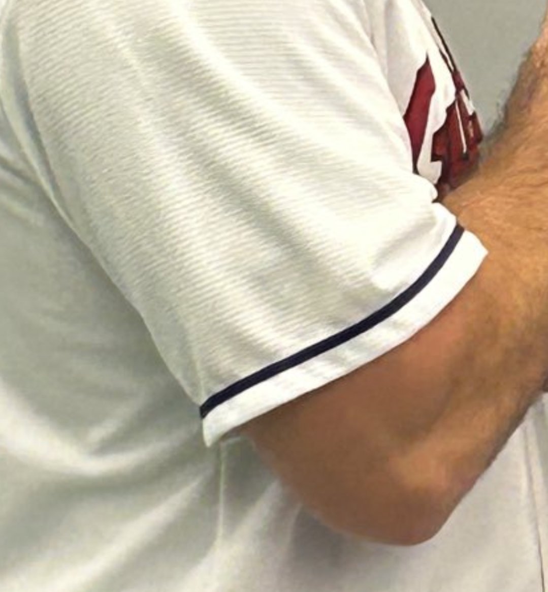 johnnyfire817's tweet photo. All the talk about the new miserable Fanatics MLB uniforms has shifted to the pants being see-through.

And then I just noticed that two players ON THE SAME TEAM, IN THE SAME PHOTOSHOOT, have different sleeve cuffs.

Unreal. https://t.co/Zic3YV6yS0