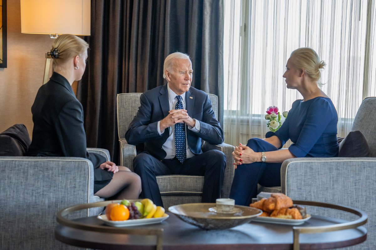 🚨 Wow! President Biden just announced that he met with Alexei Navalny's wife and daughter earlier today. This comes just days after Donald Trump refused to even condemn Putin for his murder. Once again, President Biden is standing up for democracy at home and abroad.