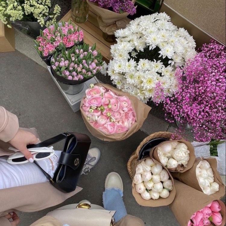 blushingdior's tweet photo. Flowers make me so happy 💗🌷💐 https://t.co/GqzcZRbpPK