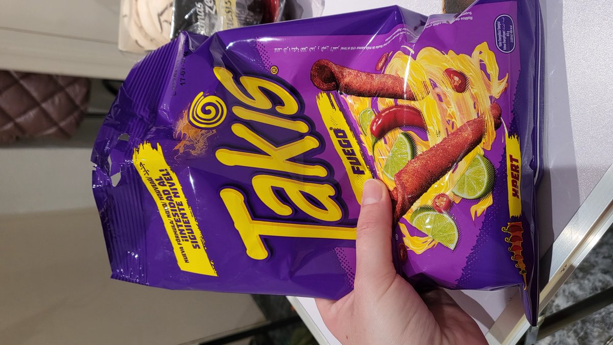 Gemmitsumur's tweet photo. Estic un poc xof... tenia antojo d'alguna cosa picant... veig l'oferta dels takis xxl... però... oberta la plica... es la mateixa quantitat que un de tamany normal?? No he menjat res... acabat d'obrir... https://t.co/mJfq53pWCb