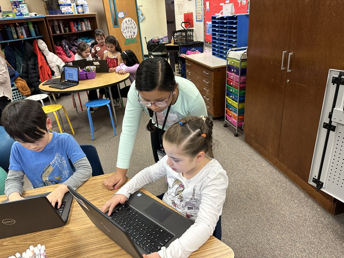 All hands on deck helping 2nd graders make their weather scripts and backgrounds in @Canva! Videotaping starts next week @PoplarTreeES! 🎥#HowCanWeKelpYou? #WaveGoodbyeToYourTechProblems 🌊🐬