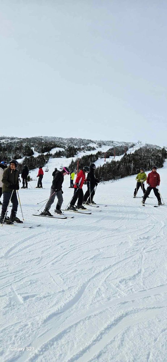Une très belle journée de ski pour nous élèves à White Hills! Ils ont eu les meilleures conditions possibles, pas très froid, pas de vent et de la bonne neige. Une belle journée pour tous! ⁦@csfp_tnl⁩ ⁦<a href="/ViceVersaFJCF/">Vice-Versa</a>⁩ ⁦@WhiteHillsRsrt⁩