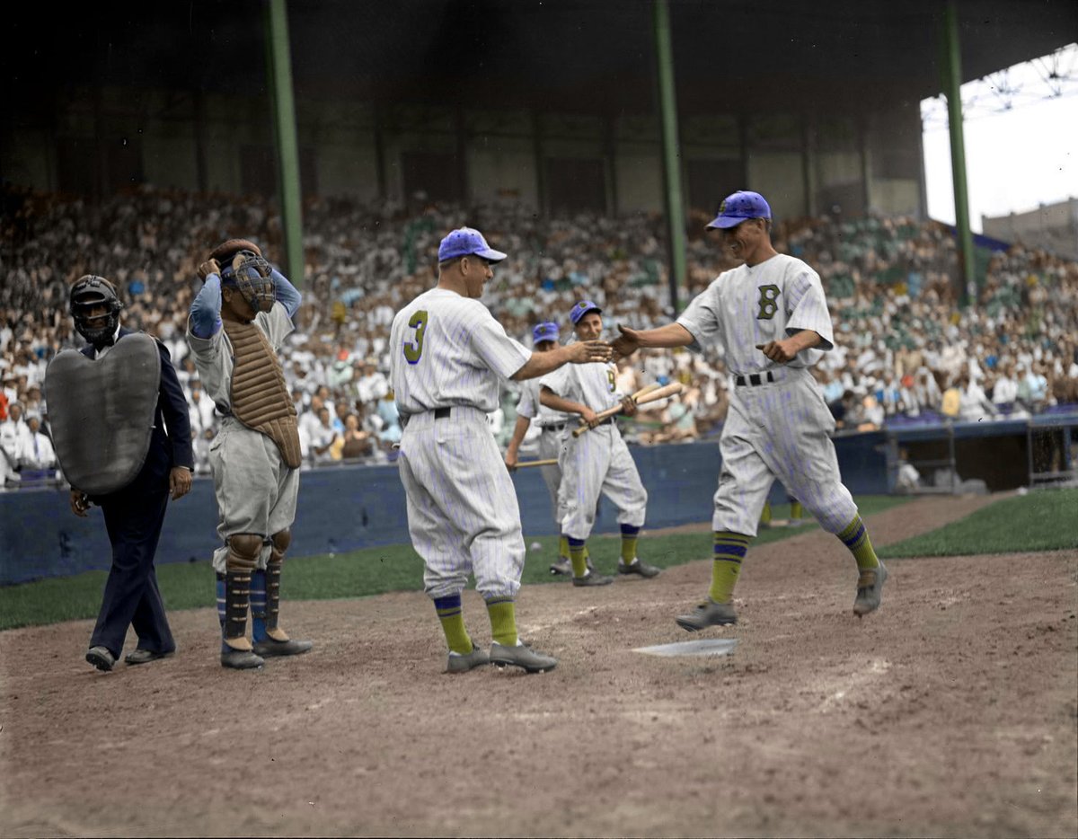 BravesHistorian's tweet photo. Under new ownership in 1936, the Braves took a fan poll in the Boston newspapers for a new team name. Fans voted for Bees, and the team introduced a new color scheme of gold and royal blue. Braves Field was renamed National League Park, but affectionately called "The Beehive". https://t.co/5fTMFJRBWD
