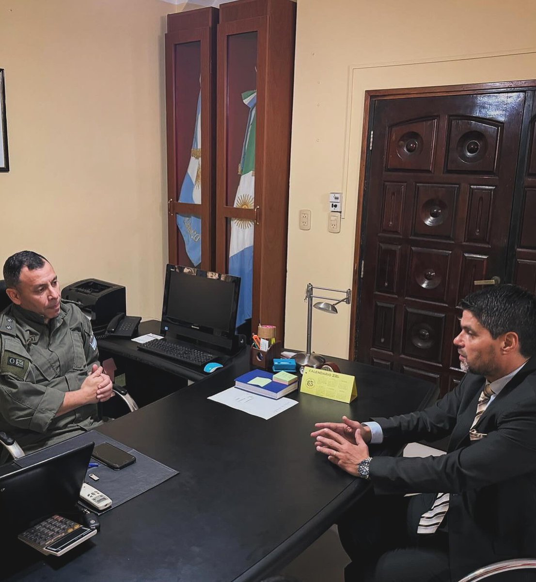 Visitamos y presentamos nuestros saludos al Comandante Principal Alejandro Hernán Espínola, Jefe de la  Agrupación XVIII, Gendarmería Nacional, Resistencia - Chaco. 

#ConsuladoPy #Gendarmeria #Resistencia #Chaco