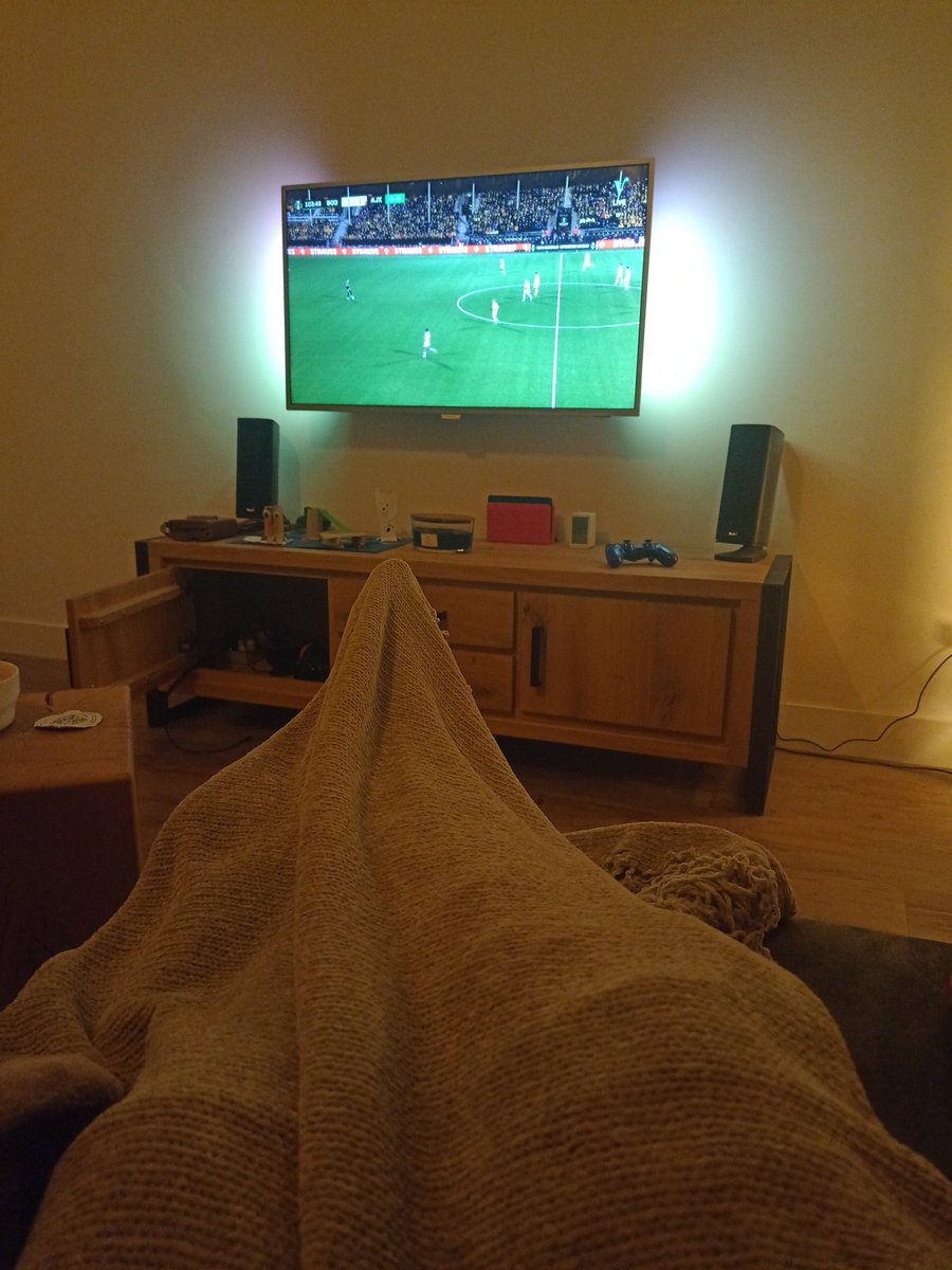 LaurienAlexande's tweet photo. Ook al wint Ajax niet...ik heb wel de bank gewonnen. Vriendlief zit boven naar zijn cluppie te kijken. Hoe hoger je speelt, hoe hoger je zit in huis 😘 https://t.co/PeCs6zNa1o