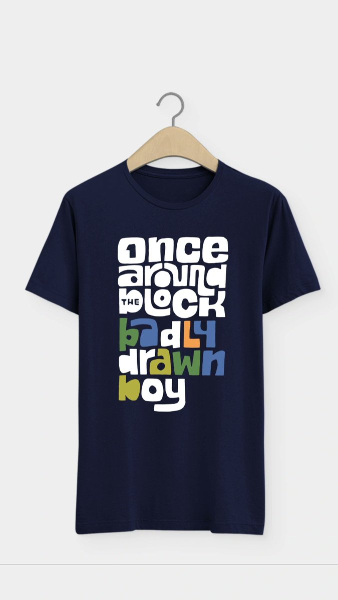 foremst1's tweet photo. 👉 Apresentando a mais nova adição ao nosso guarda-roupa: a segunda camiseta com estampa tipográfica do maravilhoso cantor britânico Badly Drawn Boy! 

✨ Edição LIMITADA, então corra para garantir a sua antes que acabe! 

🏴 Useforemōst!
🌐 https://t.co/oNtErlnIz5 https://t.co/h4wFtZktVj