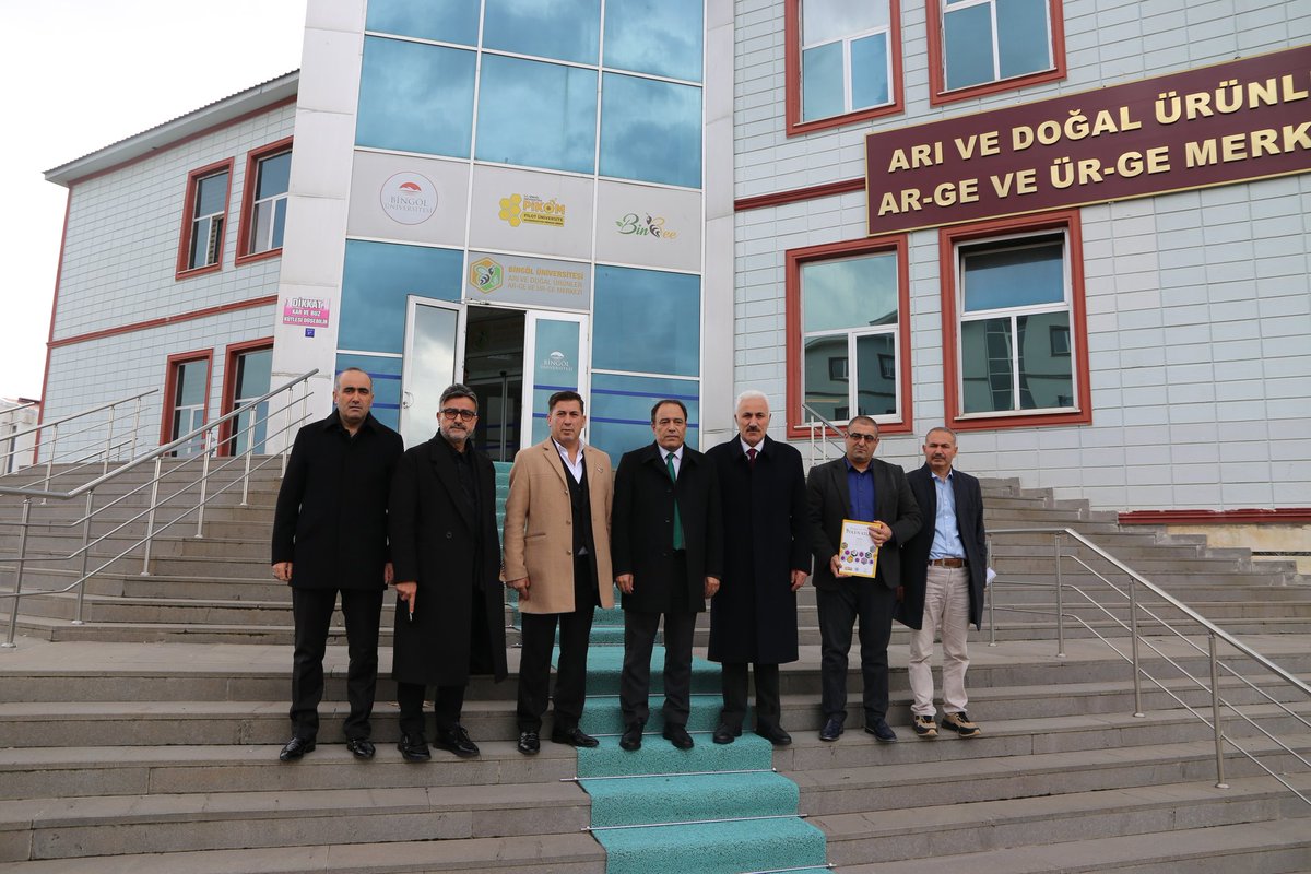 bingoledu2007's tweet photo. Bingöl İl Dernekleri Federasyonu Genel Başkanı Nezir Alkan ve dernek yönetimi, Rektörümüz Prof. Dr. İbrahim Çapak'ı ziyaret etti. 
Ziyarette misafirlerine Üniversitemiz birimlerini gezdiren Rektörümüz, yapılan çalışmalar hakkında bilgi verdi. https://t.co/lUqXdn61BQ