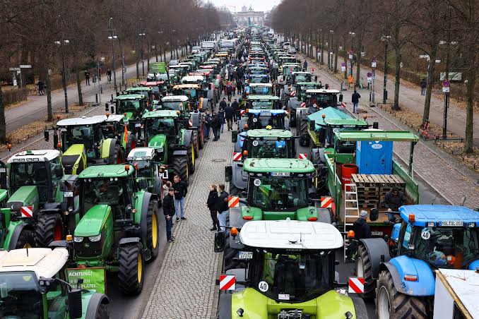 truckdriverpleb's tweet photo. Who wants to see our Canadian Farmers protest Justin Trudeau? https://t.co/F7IkBNFOLa