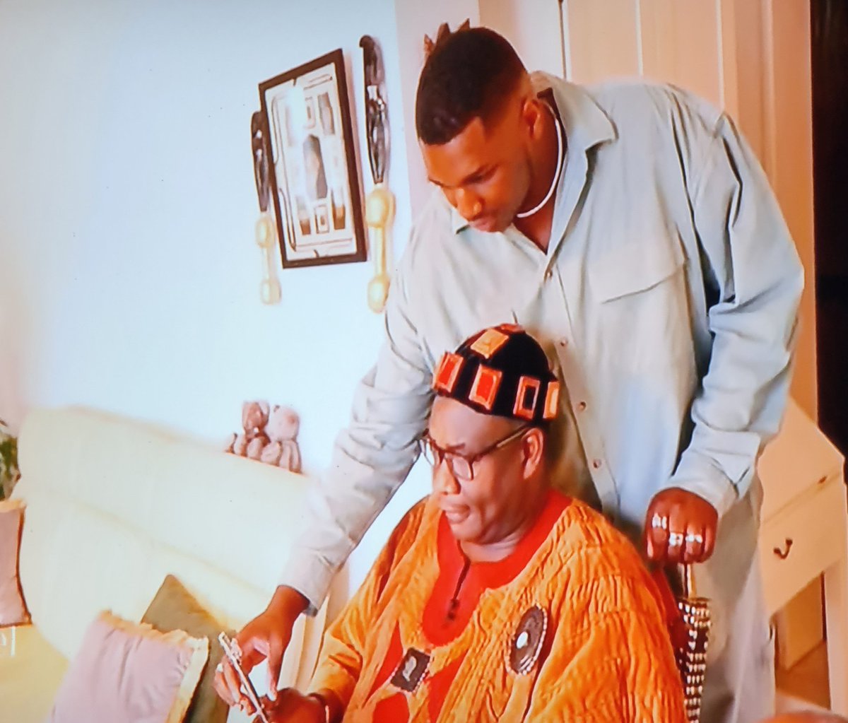 fachUnglaublich's tweet image. König von Ghana macht Homeoffice in Bielefeld 😂#gntm #gntm2024 #pro7