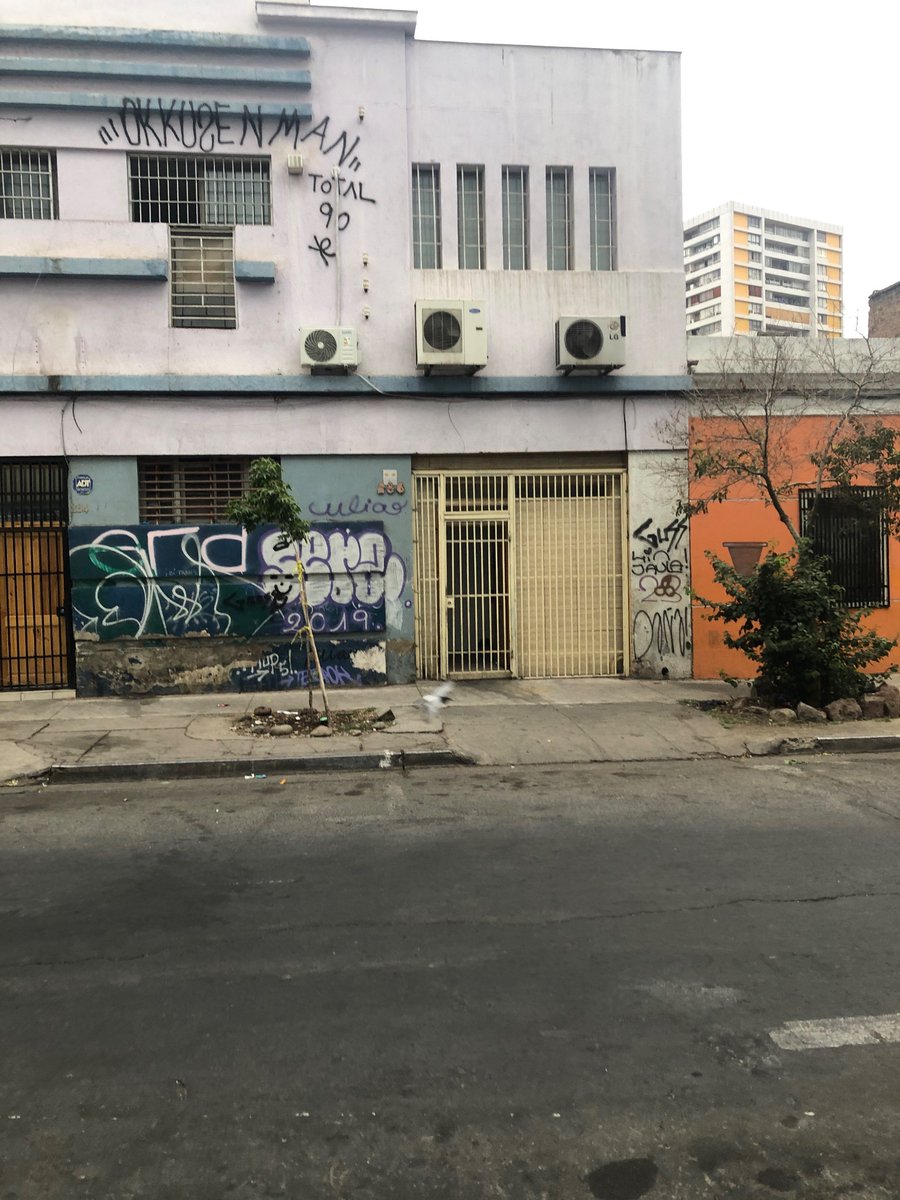 Unvecino631156's tweet photo. Municipalidad ausente. Ya son varias las denuncias por el cite ilegal de Jofre 282-284-286, ambiente de drogadiccion, abuso de alcohol, vulneracion de los niños, prostitucion, carretes hasta las 7:00, etc. el dueño se ha beneficiado a mas no poder. Cobra hasta $250.000 por pieza https://t.co/QTWCSDheb4