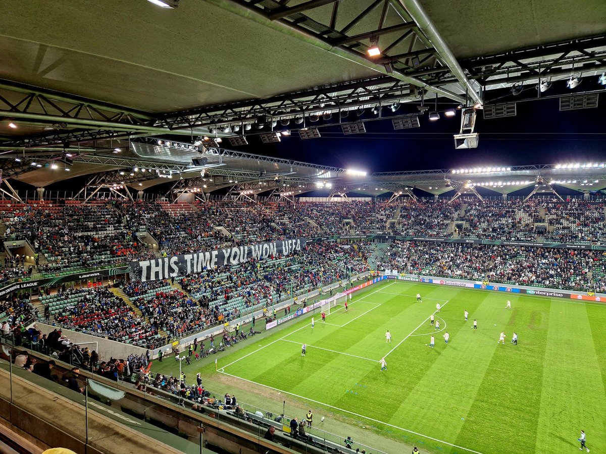 SportsDigitale's tweet photo. UEFA'ya karşı koreografileriyle ünlenen Legia Varşova tribünleri, Molde maçı öncesi "Bu sefer sen kazandın UEFA" pankartı açınca herkesi şaşırttı.

Seremoni sırasında ise alışılan Legia tribünü, geri döndü 😎🔥 https://t.co/CE34W4I7r5