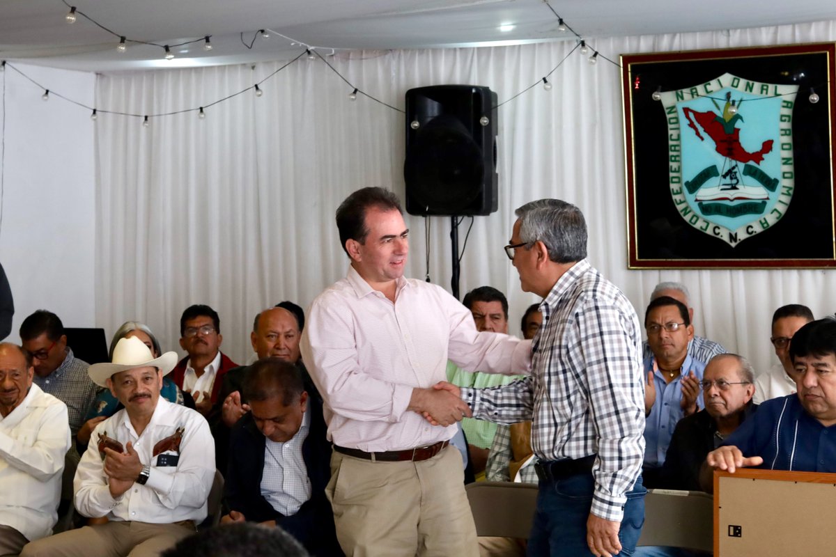 Pepe_Yunes's tweet photo. Es un honor poder celebrar con ustedes el 50 aniversario de la Federación de #Agrónomos y participar en la entrega de reconocimientos a los Ingenieros de este sector, por su trayectoria y labor en la #agronomía veracruzana. https://t.co/iePqBF7r8V