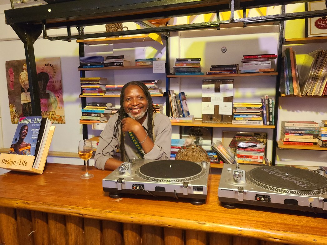 Bhawa remabhuku 

Book Bar