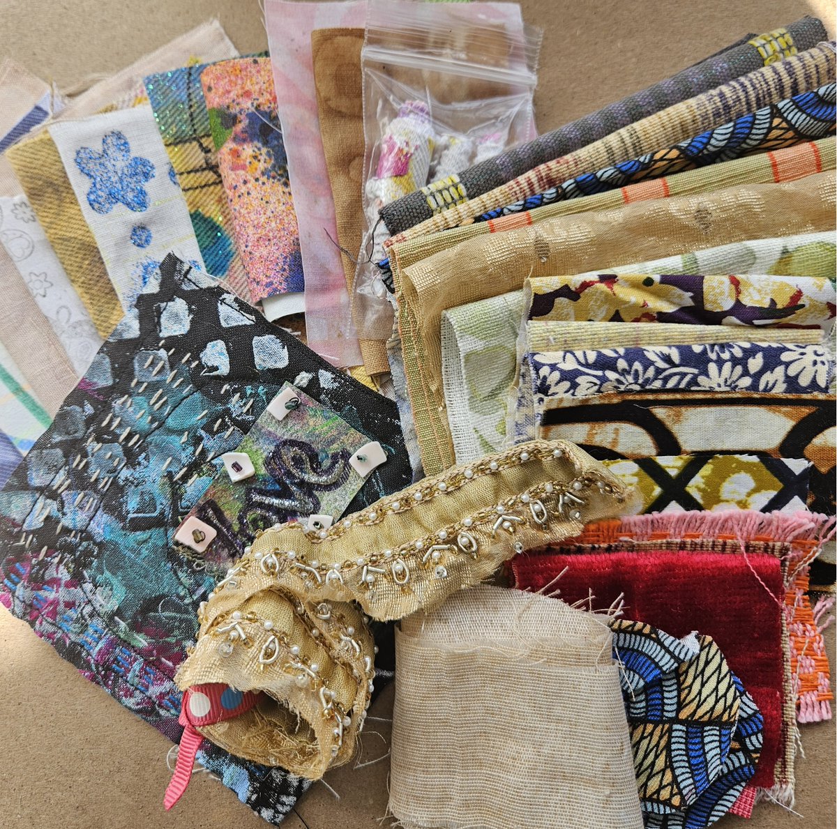 Realityarts's tweet photo. Fabric Fragments Kit and course has a selection of hand painted fabrics, pre printed fabrics and a stitched piece.  You also get video hints and tips #fabrics #paintedfabric #creativity #stitched #mixedmediaart #handpainted 

https://t.co/1Q1RtKwPL0 https://t.co/AEphf2XemQ