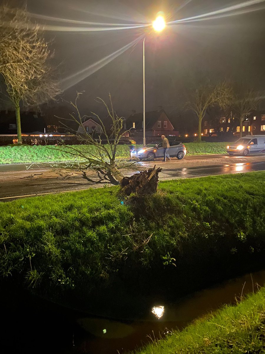Stormschade Dr. Willem Dreeslaan / Lange Voren #StormLouis 

<a href="/BarneveldseKrnt/">BarneveldseKrant.nl</a>