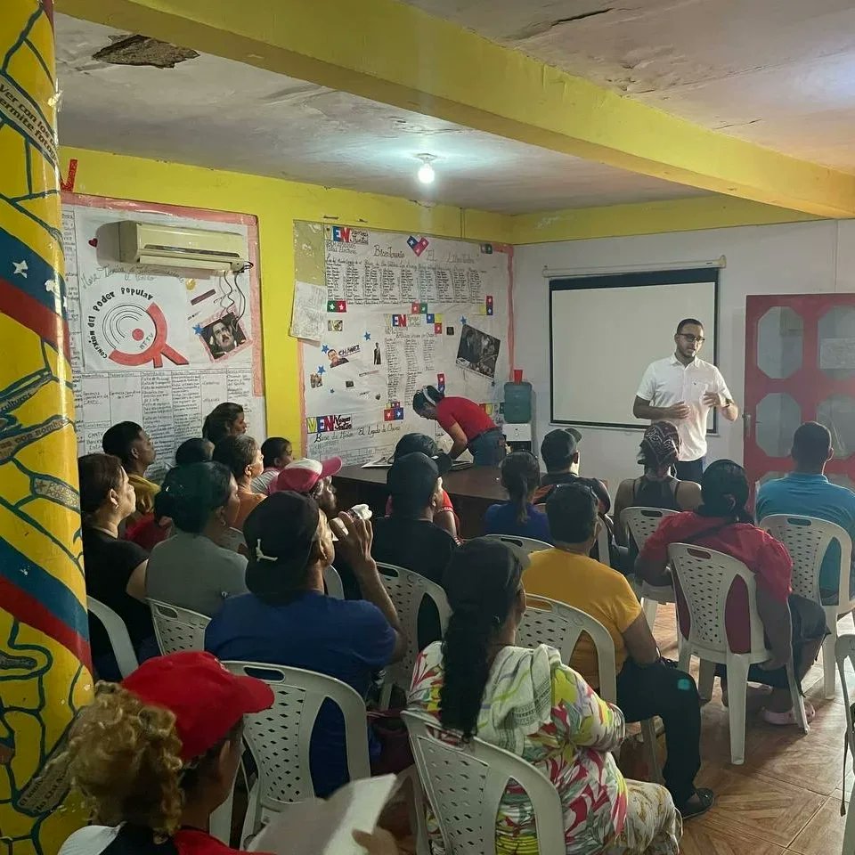 #EnFotos📸 | Realizaron taller de contabilidad gerencial a través del #ieepbarcelona dirigido a los emprendedores de la #comuna Socialista El Viñedo en el marco del plan de atención que se desarrolla en el sector.

#Emprendimiento #economia #formacion #EnComunaSiPodemos