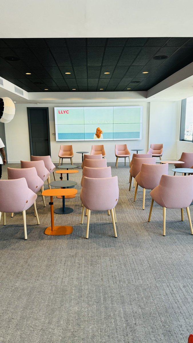 davidgnatal's tweet photo. Nuestras nuevas oficinas de #SantoDomingo lideradas por @IbanCampo reflejan nuestra apuesta por ser el mejor partner en Creatividad, influencia e innovación @LLYC_Global https://t.co/m4rn7biUnT