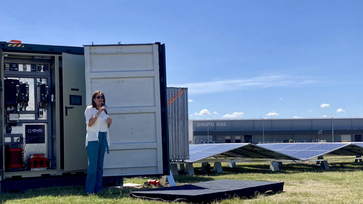 ✅ La ministra Elisa Facio participó del lanzamiento del primer equipo de riego solar móvil fabricado en Uruguay. "Desde el MIEM promovemos la industria para que impulse el desarrollo del país. Esto es industria promoviendo el agro. Es valor agregado para el país", señaló. 🧵