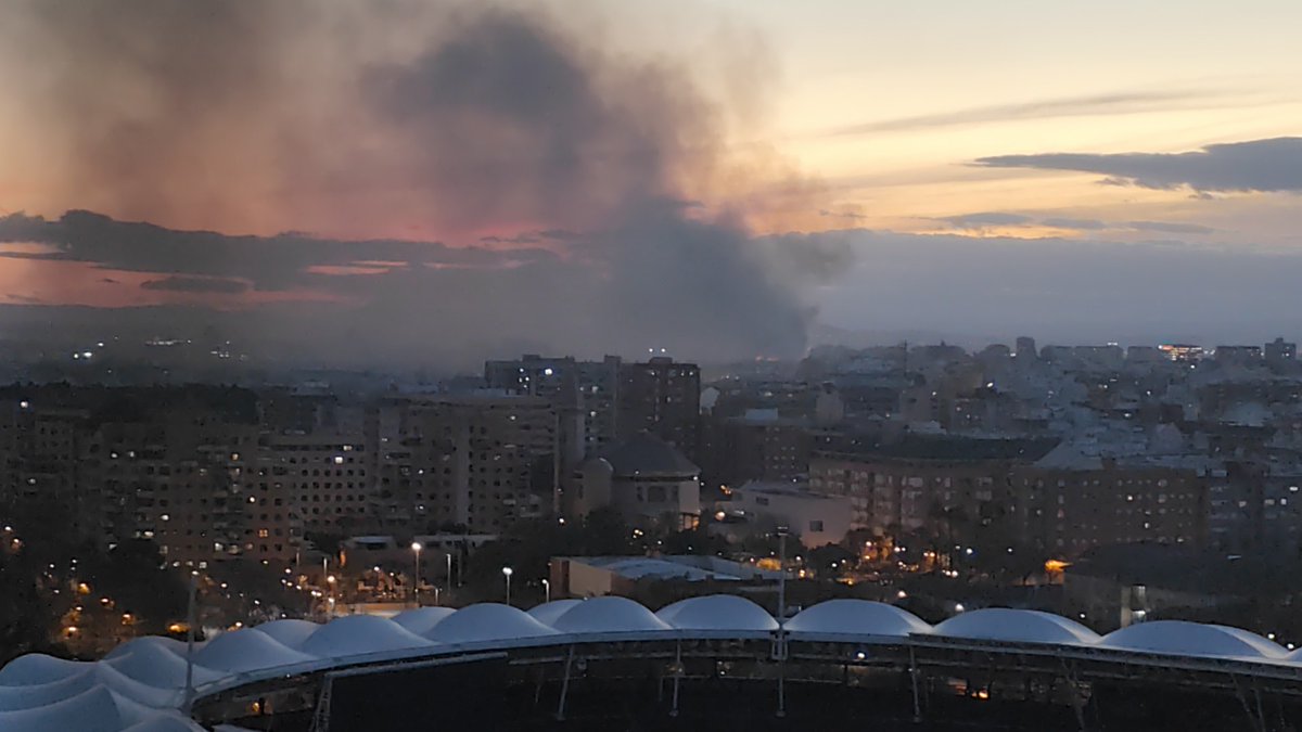 AdriaUrenya's tweet photo. #Valencia, incendio al fondo. https://t.co/D25J1HGky4