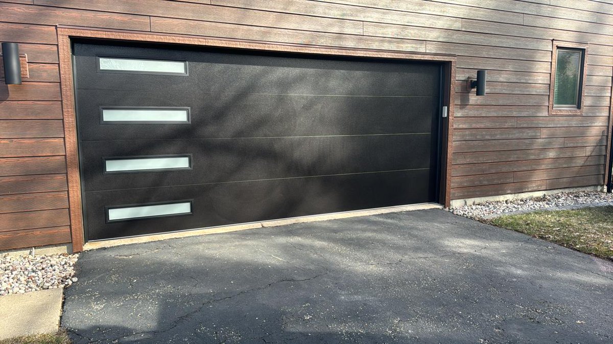 TwinsDoors's tweet image. Look at this fresh installation from earlier today! A Clopay Modern Steel garage door, perfectly installed by our technician Charles. Sleek black, windows, and LiftMaster 87504 = masterpiece. Proud of our team's work! #HomeUpgrade #Clopay #TwinsGarageDoors #LiftMaster #MadisonWI