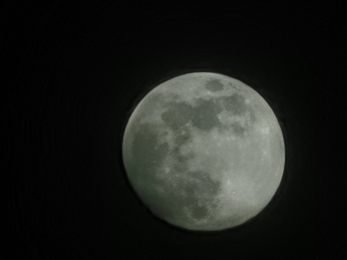 Dzisiejszy Księżyc. :) Tonight early night waxing gibbous Moon in a very cloudy sky, but without any corona. Shows and hides! The day today were overcast and rainy, night seems to not bring rain. My photos in Łódź. #photography #moonphotography #moonshot #cityscape 📷☁️🌔🌃😊🧡🖤