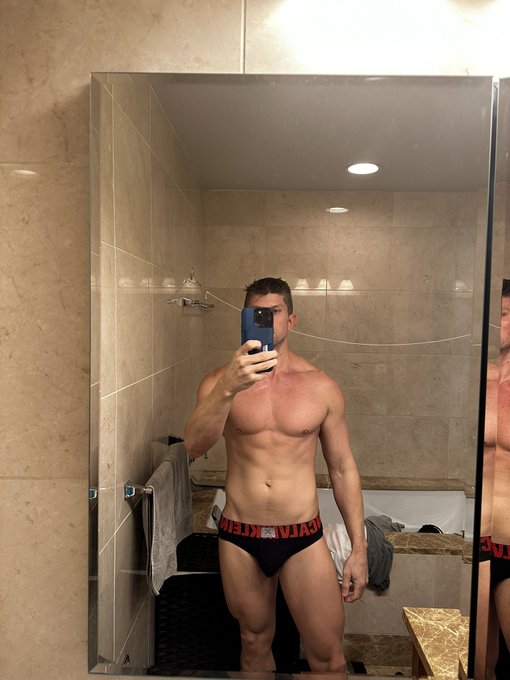 Outta the shower https://t.co/DbAy3g0paG