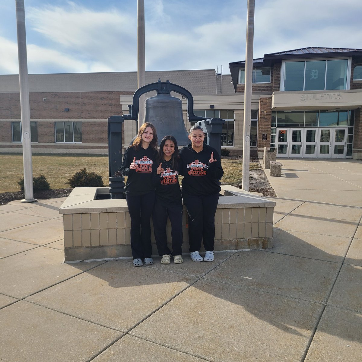 1barbathletics's tweet photo. Good luck to our girls @DekalbWrestle who are heading to state! #letsgobarbs https://t.co/yYs2VYquUk