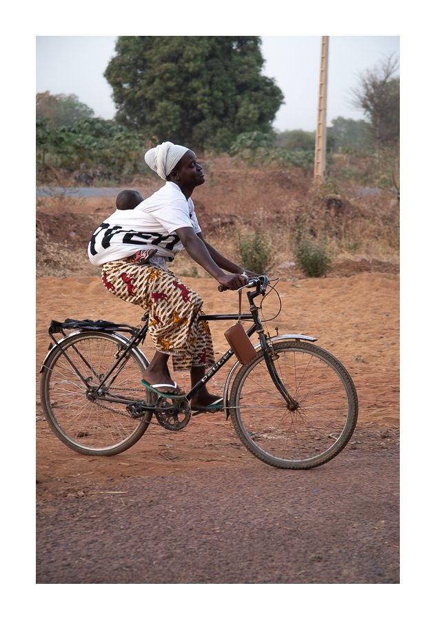 Hamdia_picture's tweet photo. “Voilà une femme très courageuse”
Avec son bicyclette elle fait toutes les course de la famille dans son quartier à SAMAYA. (Déposer et chercher les enfants à l'école, achat des condiments etc. 
#documentaryphotography #histoiredelart #femmeafricaines #travailquotidien. https://t.co/96crizVl5T