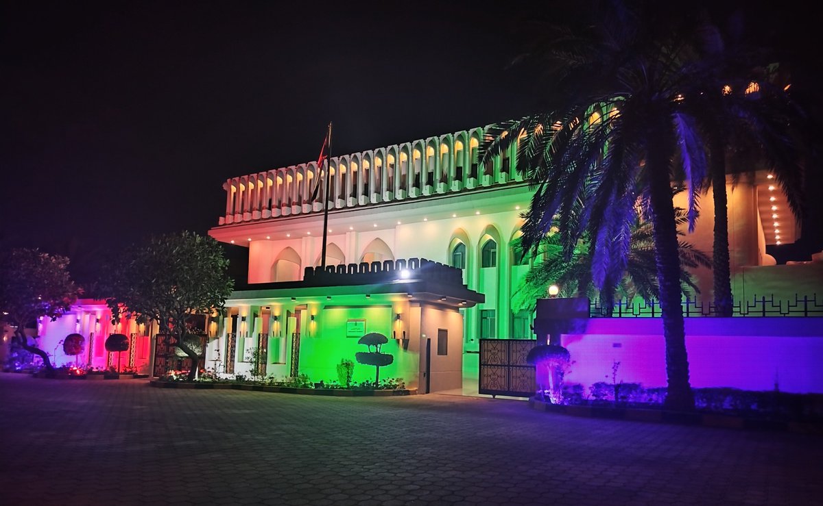 مبنى بعثة دوله الامارات يضئ باللوان العلم الكويتي مشاركتنا من البعثه في احتفالات الاعياد الوطنيه الكويتيه. كل عام والكويت بخير
<a href="/mofauae/">MoFA وزارة الخارجية</a>
#الامارات_تحب_الكويت 
#العيد_الوطني_الكويتي