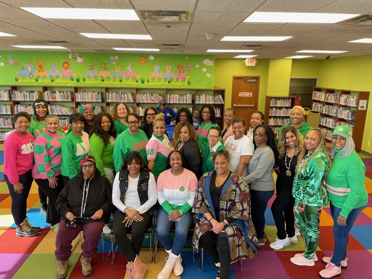 CityKankakee's tweet photo. 🇰🇺 🎉 “Kankakee United was happy to be a part of this year’s MLK Black History Event at the Kankakee Public Library. As part of the coat and book bag giveaway, Kankakee United gave away 47 KU hoodies “  🤗👏 https://t.co/ogd0toVWP1