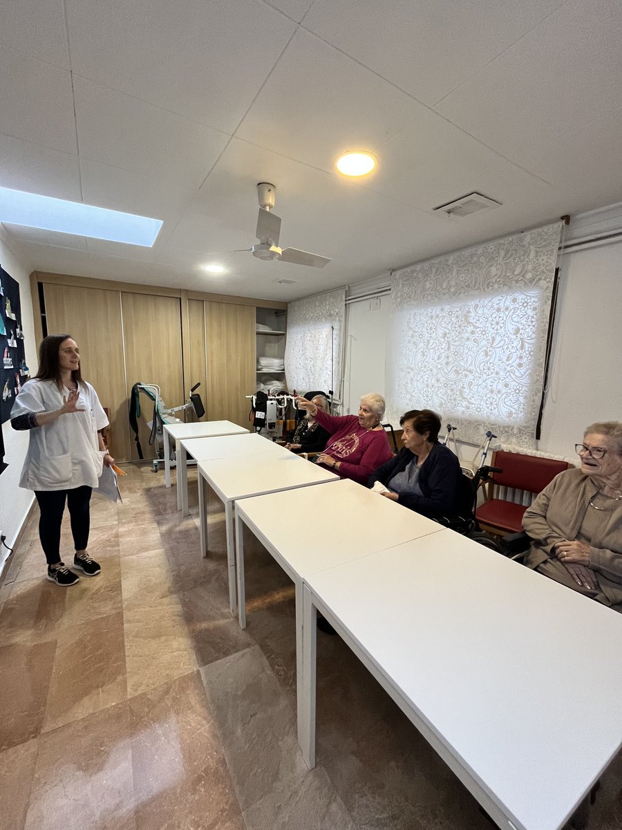 centrocatite's tweet photo. A la Residència no parem! Activitat d'estimulació cognitiva amb una pantalla interactiva🖥️ 
_____
¡En la Residencia no paramos! Actividad de estimulación cognitiva con una pantalla interactiva. 🖥️
 #saludybienestar #castelldefelsplaya #castelldefels https://t.co/vkHo1jiIEZ