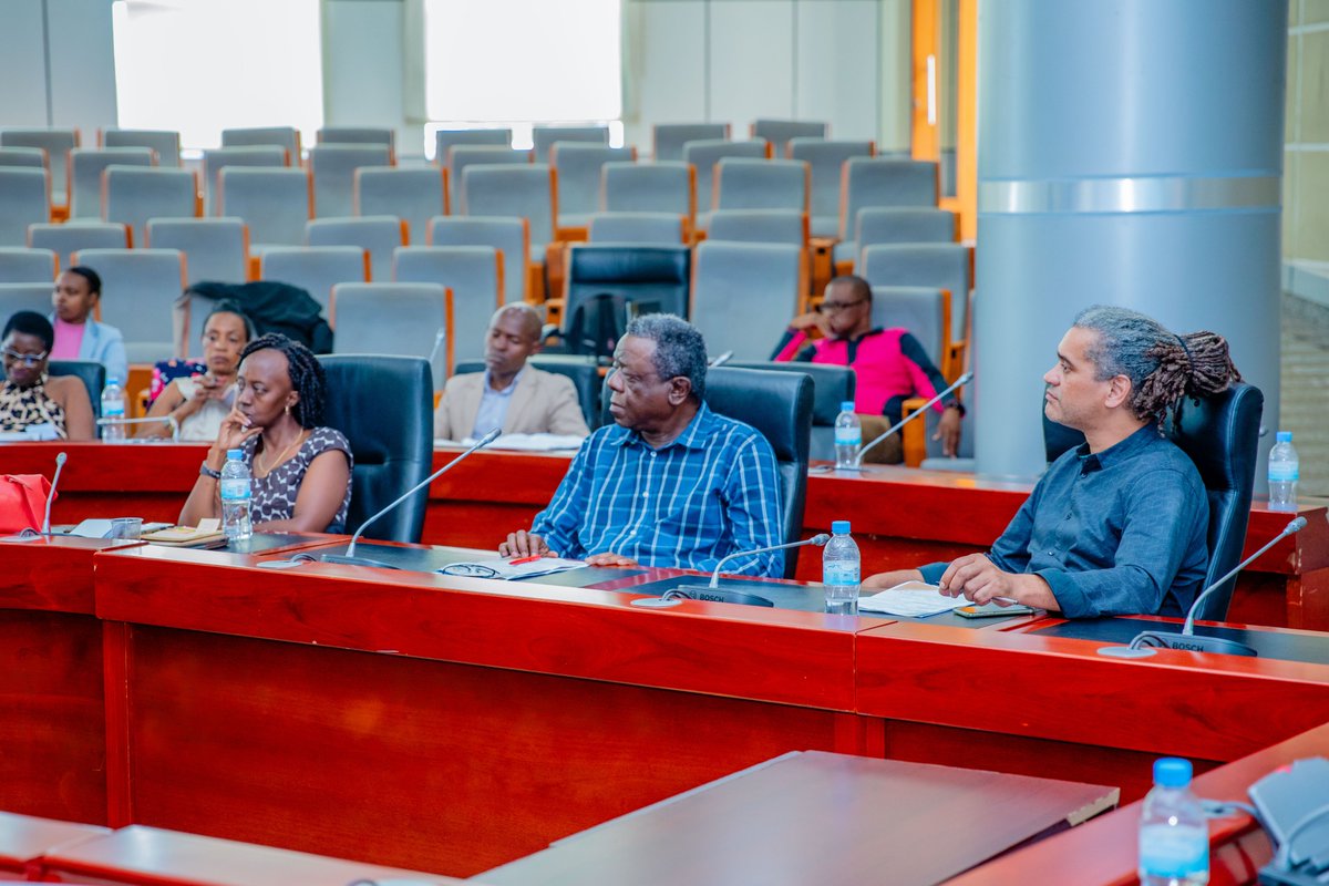 CityofKigali's tweet photo. Le maire de Kigali @dusengiyumvas célèbre la diversité narrative africaine à la clôture des Rencontres Nyirarumaga à Kigali. Un moment inspirant où les auteurs africains sont applaudis pour leur contribution mondiale. Cet événement s’inscrit dans le cadre de #KigaliTriennial2024. https://t.co/prXnGcQMTI