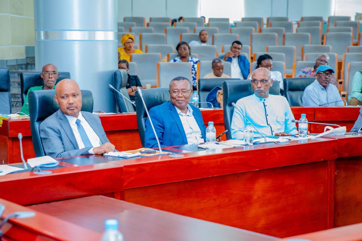 CityofKigali's tweet photo. Le maire de Kigali @dusengiyumvas célèbre la diversité narrative africaine à la clôture des Rencontres Nyirarumaga à Kigali. Un moment inspirant où les auteurs africains sont applaudis pour leur contribution mondiale. Cet événement s’inscrit dans le cadre de #KigaliTriennial2024. https://t.co/prXnGcQMTI