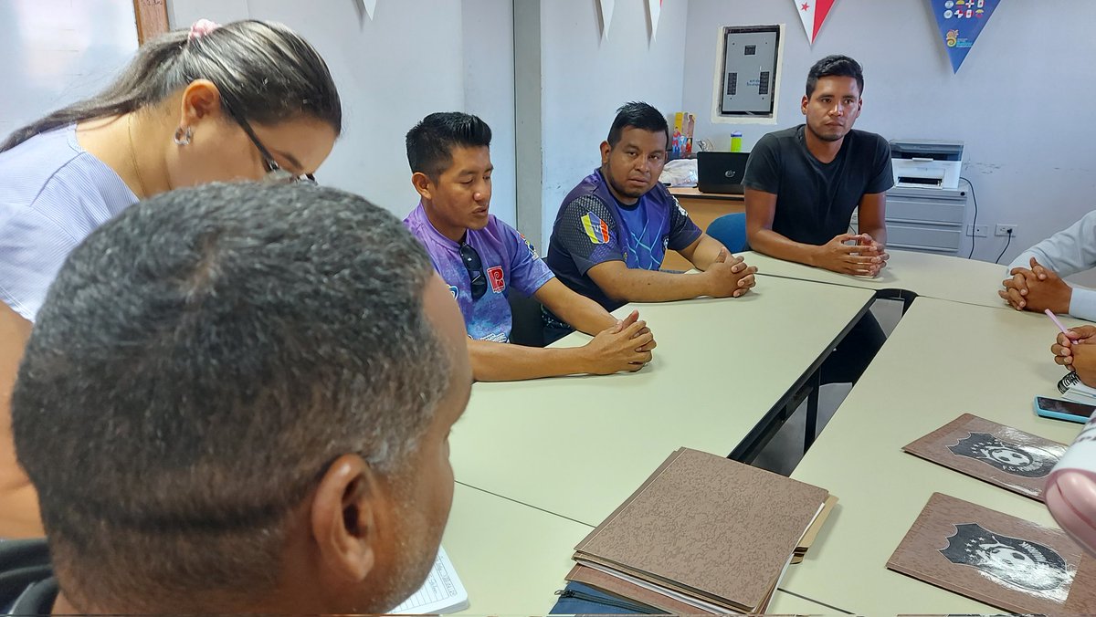 CVGFundeporte's tweet photo. La mañana de hoy CVG Fundeporte, su presidente Lic. jonat Millan realizó el primer encuentro con el Presidente del Club de fútbol Pumas de Maurak, Lic. Geogor Yanez, donde socializaron propuestas para promover las actividades deportivas en las comunidades indigenas. https://t.co/gkLKuMO52s