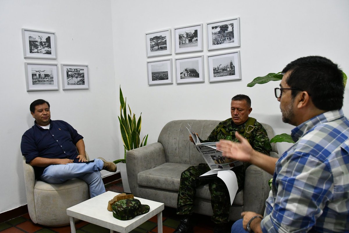 Ejercito_Div4's tweet photo. Nuestro comandante, brigadier general Freddy Fernando Gómez Gamba, en su visita realizada al @PeriodicodMeta, brindó información sobre el entorno operacional en el suroriente colombiano, alineado a los cuatro objetivos estratégicos del #PlanAyacucho. https://t.co/rKY4EMEuQn