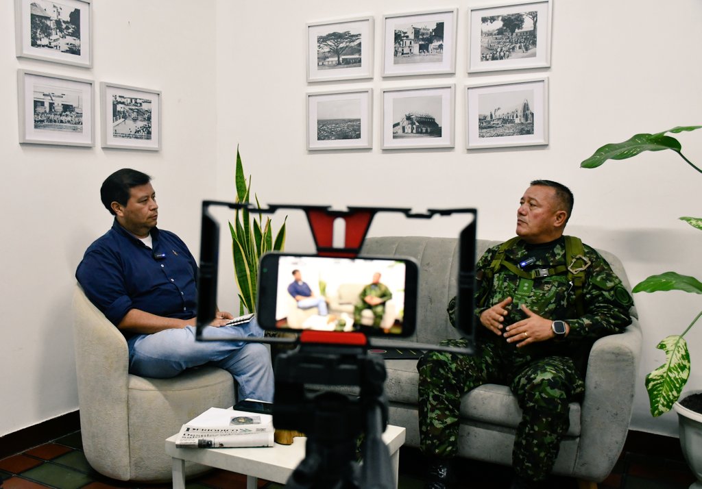 Ejercito_Div4's tweet photo. Nuestro comandante, brigadier general Freddy Fernando Gómez Gamba, en su visita realizada al @PeriodicodMeta, brindó información sobre el entorno operacional en el suroriente colombiano, alineado a los cuatro objetivos estratégicos del #PlanAyacucho. https://t.co/rKY4EMEuQn