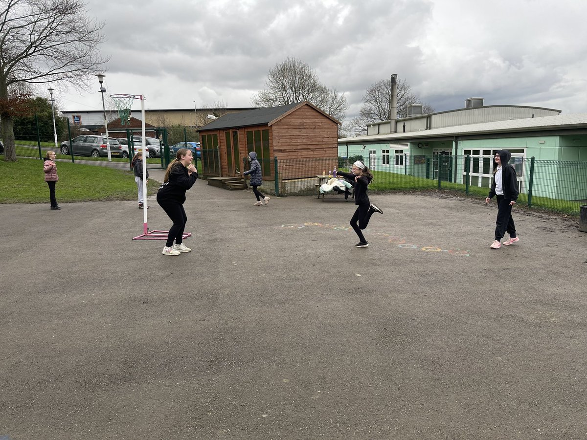 Y6Durham's tweet photo. We started our PE lesson off practicing our throwing for cricket 🏏 @AETAcademies @MeadsteadPA https://t.co/gYM9wB1nWY