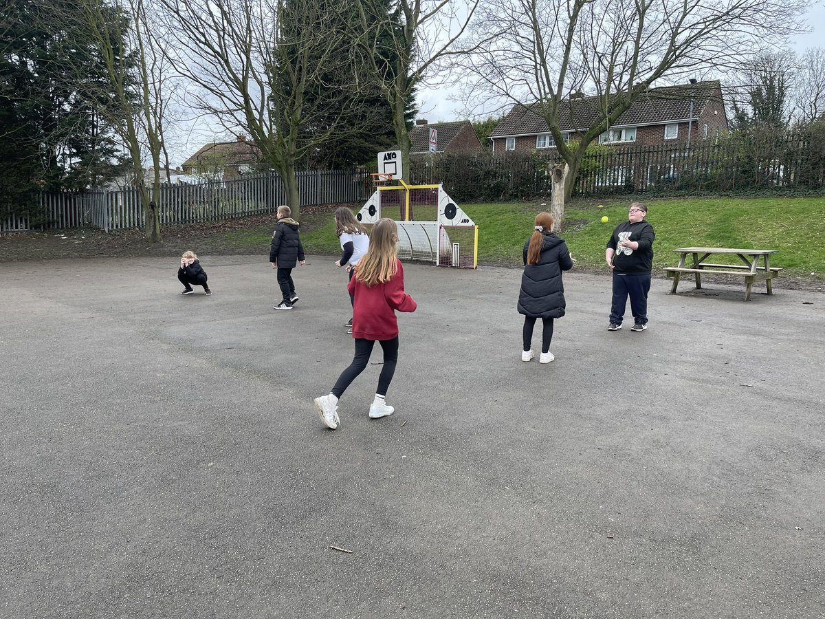 Y6Durham's tweet photo. We started our PE lesson off practicing our throwing for cricket 🏏 @AETAcademies @MeadsteadPA https://t.co/gYM9wB1nWY